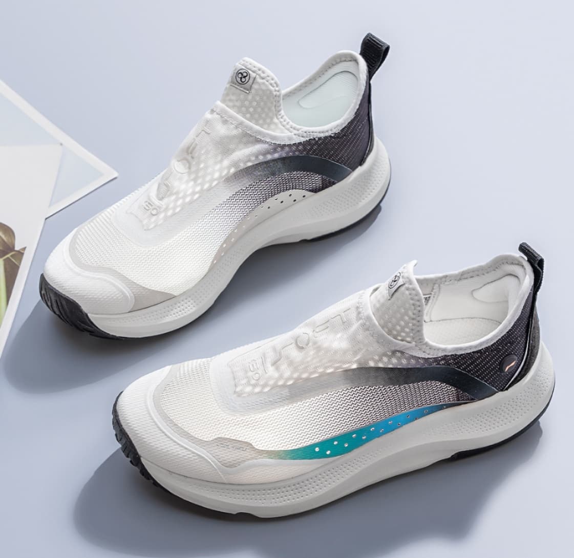 疾風なびく軽量ランニングシューズ