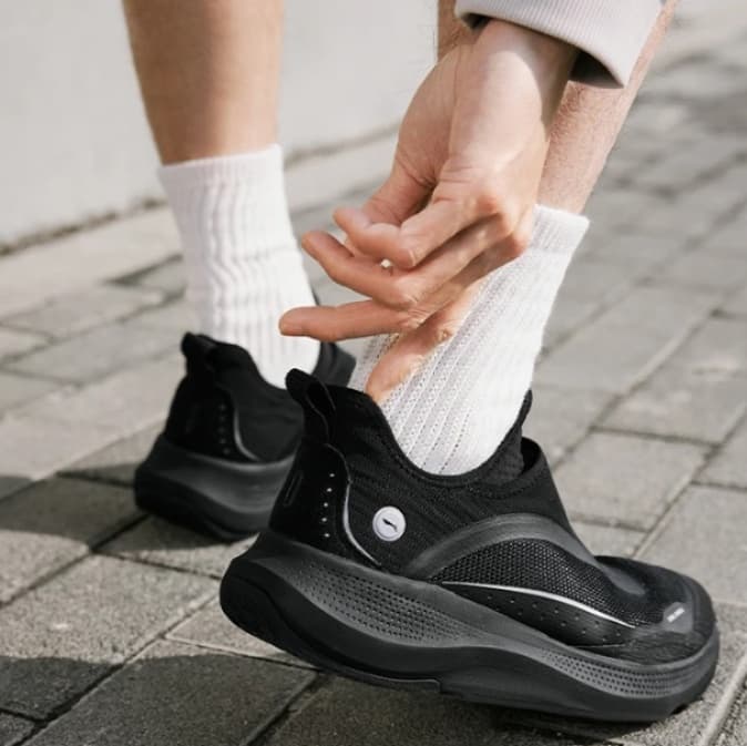 疾風なびく軽量ランニングシューズ