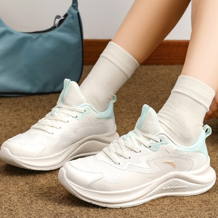 シンプルおしゃれ 軽やか快適ランニングシューズ
