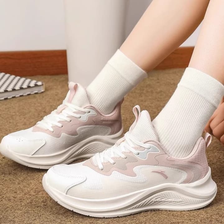 シンプルおしゃれ 軽やか快適ランニングシューズ