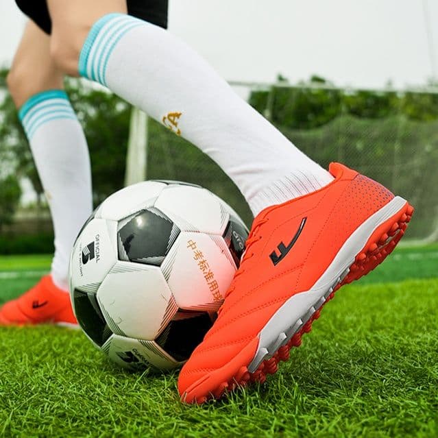 プロ仕様の耐久性 サッカーの練習にも活躍するランニングシューズ
