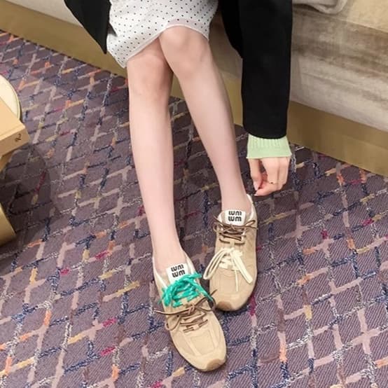 軽やか快適ふわもこランニングシューズ