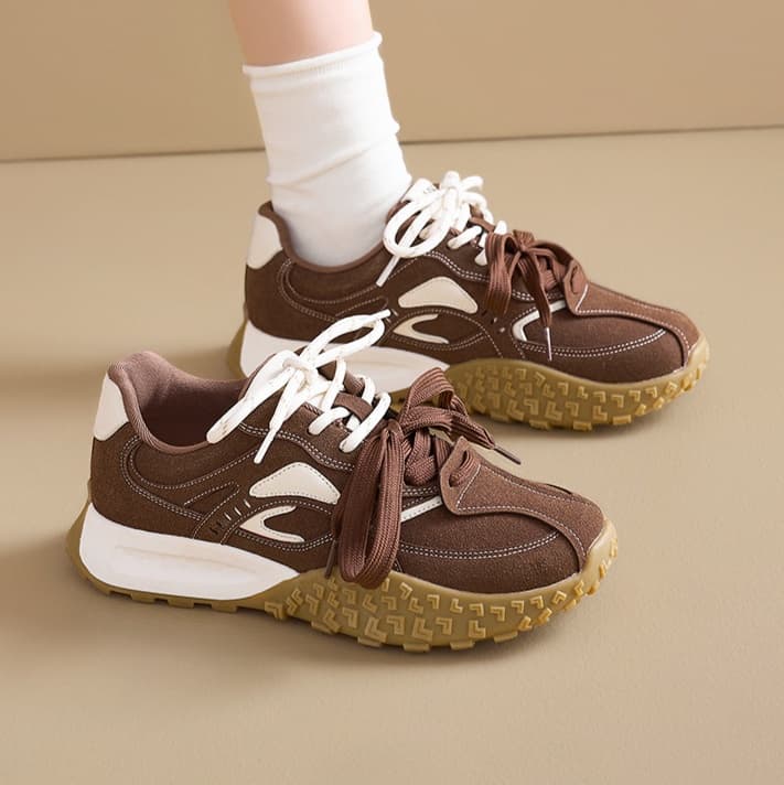 快適クッション搭載ランニングシューズ
