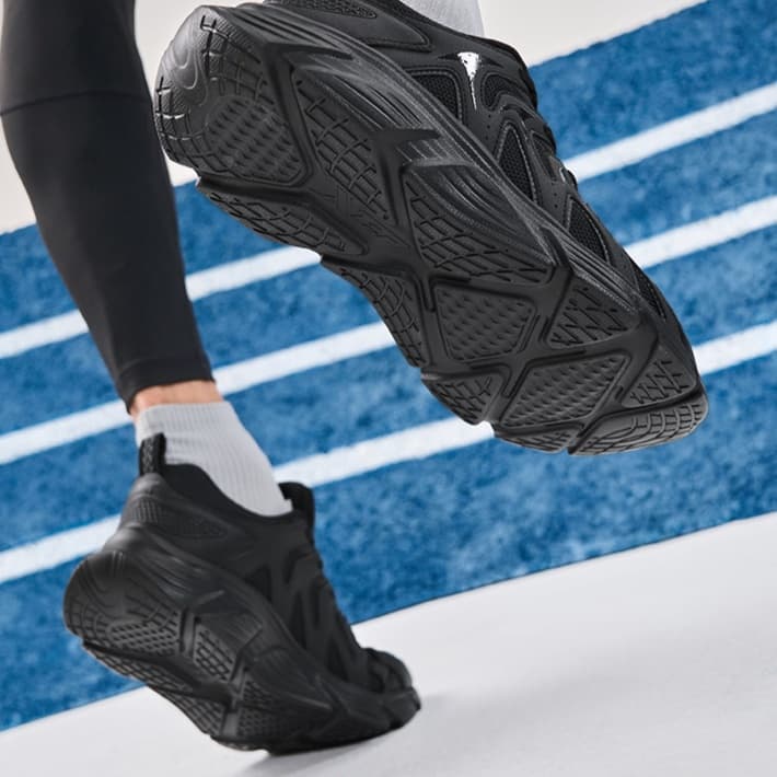 ランニングシューズ 衝撃吸収 軽量ランナー